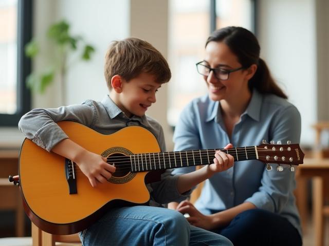 Jeune étudiant jouant de la guitare acoustique, avec un professeur à ses côtés.
